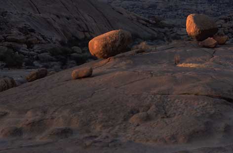 Bild des Monats Dezember 2003 - Durch Erosion entstandene Felsbrocken mit bis zu 20 Metern Durchmesser (Foto: November 2003)