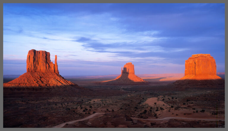 Monument Valley - West Mitten Butte, East Mitten Butte und Merrick Butte an der Grenze zwischen Arizona und Utah (Diascan)